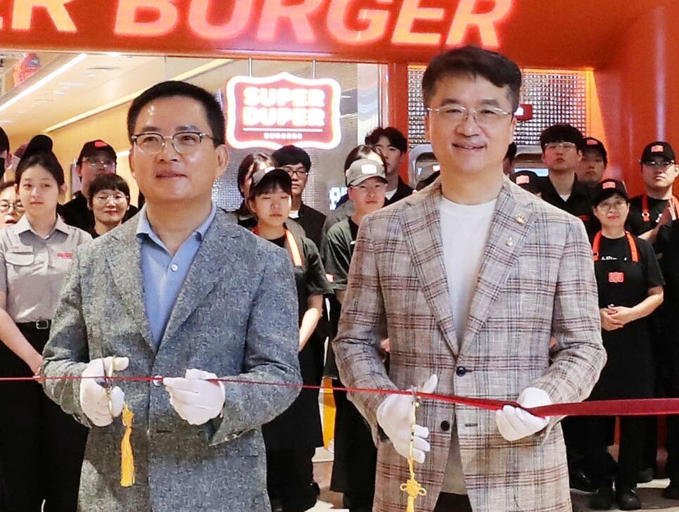 본문 이미지 - &#40;왼쪽&#41;임금옥 전 bhc치킨 대표와 박현종 전 bhc그룹 회장.&#40;뉴스1 DB&#41;