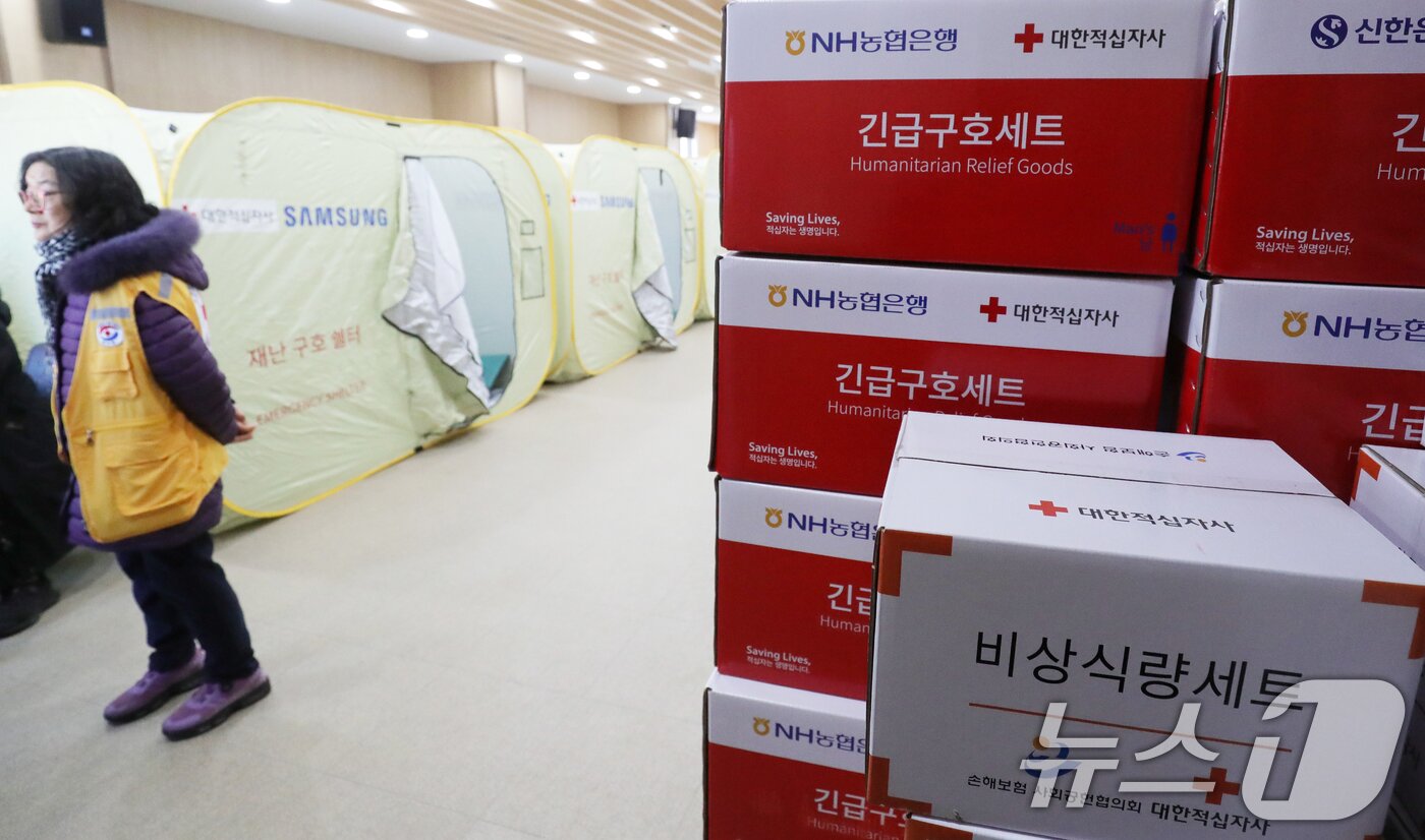 본문 이미지 - 전북 부안군 위도면 왕등도 해역에서 어선에 화재가 발생한 13일 전북자치도 부안군 격포항 격포꽃내음센터 2층에 승선원 가족을 위한 쉘터가 마련되어 있다. 2025.2.13/뉴스1 ⓒ News1 유경석 기자