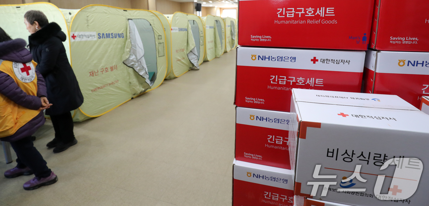 (부안=뉴스1) 유경석 기자 = 전북 부안군 위도면 왕등도 해역에서 어선에 화재가 발생한 13일 전북자치도 부안군 격포항 격포꽃내음센터 2층에 승선원 가족을 위한 쉘터가 마련되어 …