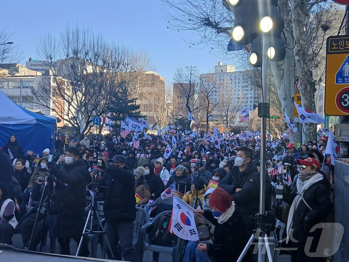 본문 이미지 - 13일 오후 서울 종로구 지하철 3호선 안국역 5분 출구 앞에서 윤석열 대통령 지지자들과 보수단체가 탄핵 반대 집회를 진행하고 있다. / 뉴스1 이강 기자