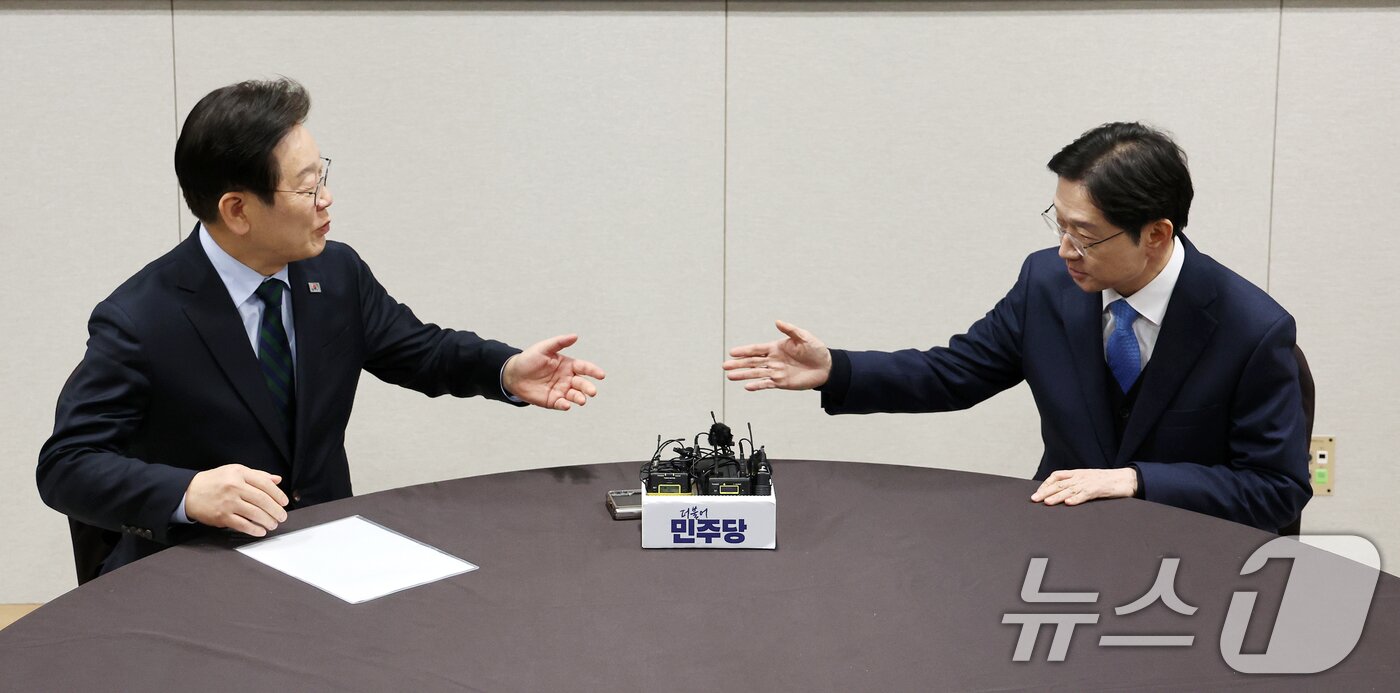 본문 이미지 - 이재명 더불어민주당 대표와 김경수 전 경남지사가 13일 서울 여의도 국회에서 회동에 앞서 모두발언을 먼저 하라고 손짓하고 있다. &#40;공동취재&#41; 2025.2.13/뉴스1 ⓒ News1 이재명 기자