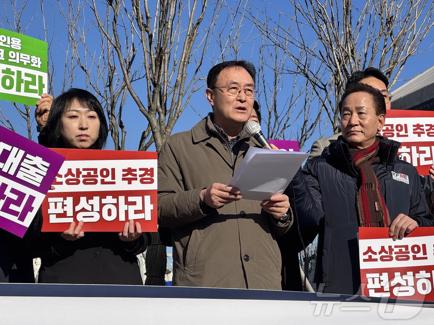 본문 이미지 - 송치영 소상공인연합회장이 13일 서울 여의도 국회 앞에서 발언하고 있다. ⓒ News1 이민주 기자