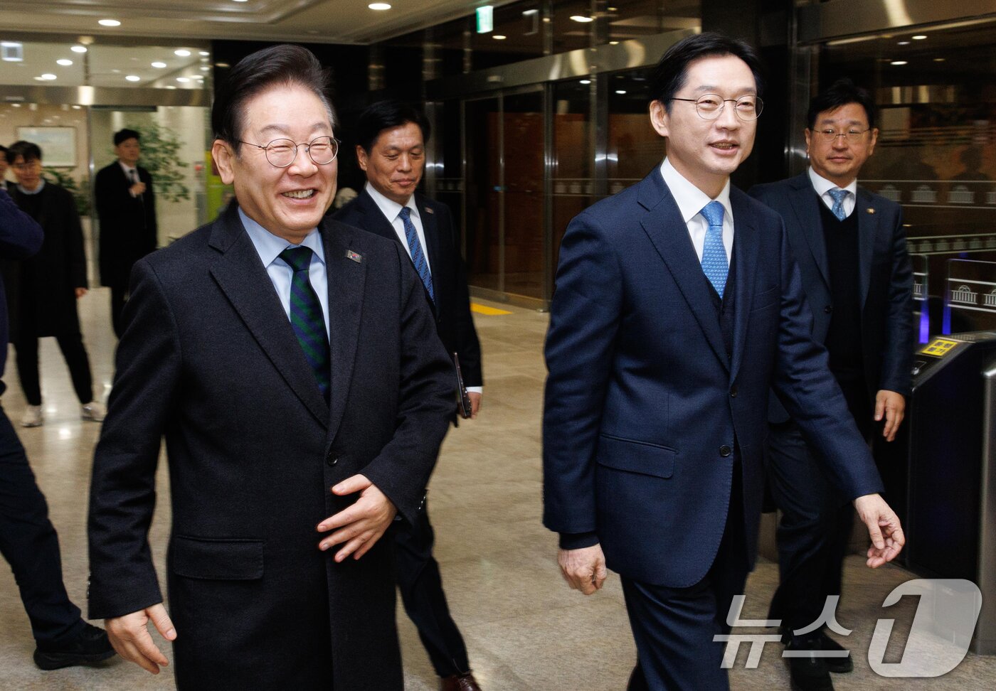 본문 이미지 - 이재명 더불어민주당 대표와 김경수 전 경남도지사가 13일 오후 서울 여의도 국회에서 회동장으로 함께 이동하고 있다. &#40;공동취재&#41;2025.2.13/뉴스1 ⓒ News1 이재명 기자