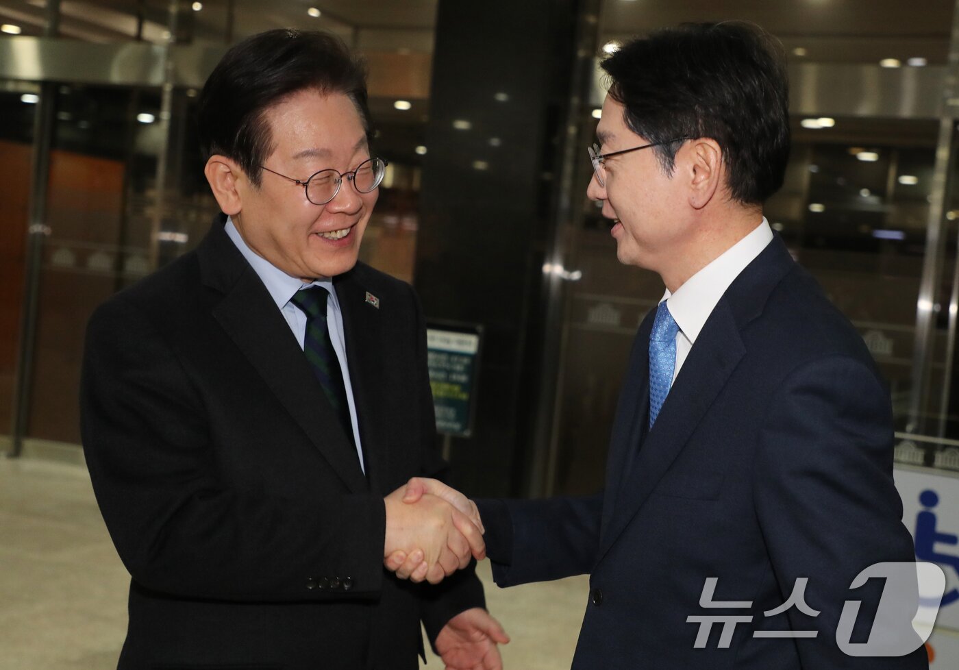 본문 이미지 - 이재명 더불어민주당 대표와 김경수 전 경남도지사가 13일 서울 여의도 국회에서 회동에 앞서 인사하고 있다. &#40;공동취재&#41; 2025.2.13/뉴스1 ⓒ News1 이재명 기자
