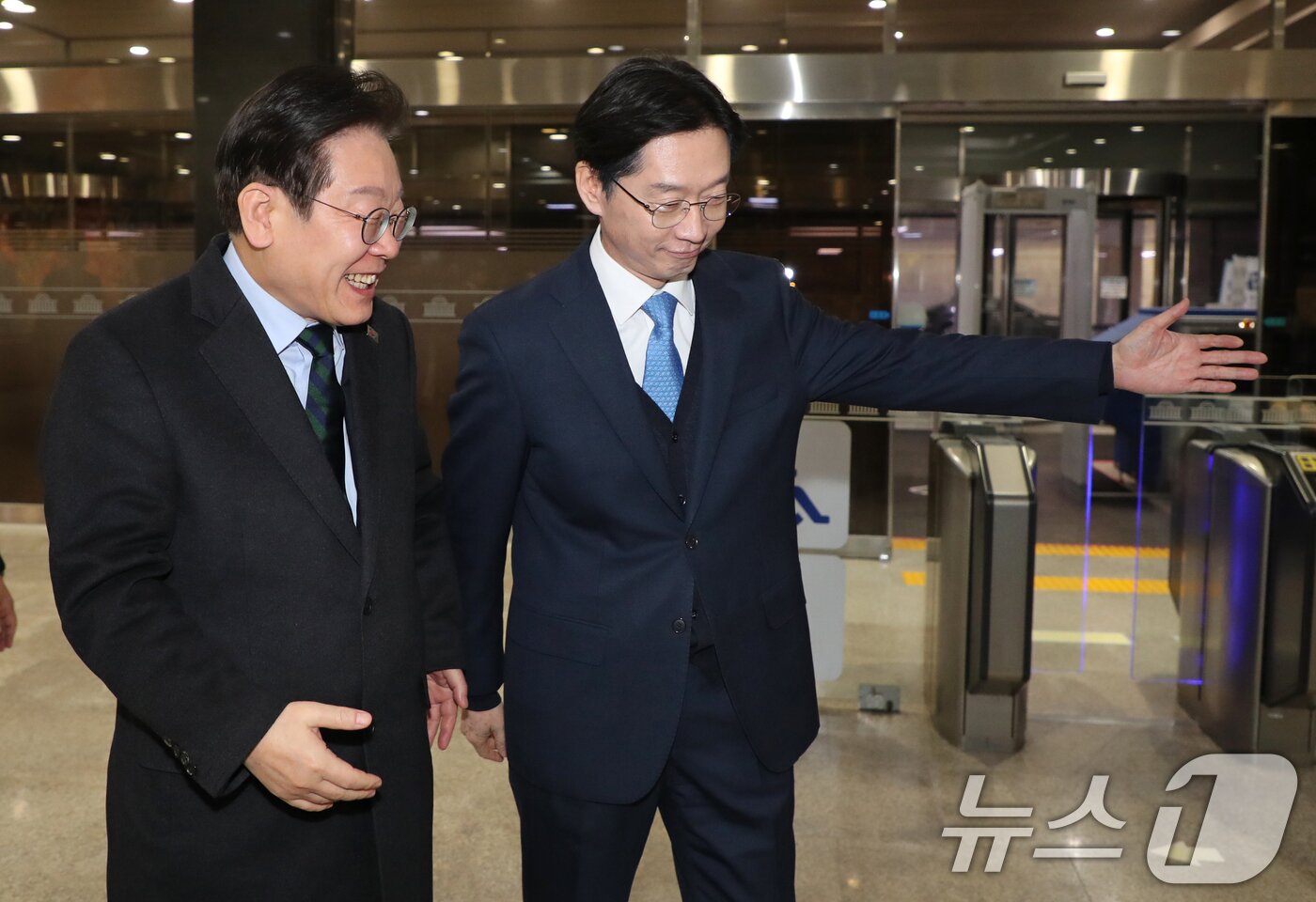 본문 이미지 - 이재명 더불어민주당 대표와 김경수 전 경남도지사가 13일 서울 여의도 국회에서 회동에 앞서 인사하고 있다. &#40;공동취재&#41; 2025.2.13/뉴스1 ⓒ News1 이재명 기자