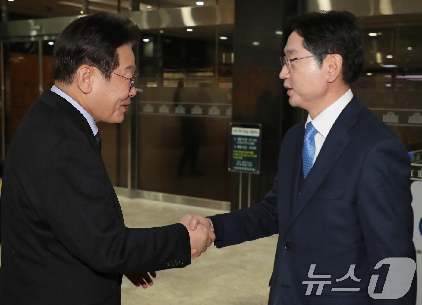 본문 이미지 - 이재명 더불어민주당 대표와 김경수 전 경남도지사가 13일 서울 여의도 국회에서 회동에 앞서 인사하고 있다. &#40;공동취재&#41; 2025.2.13/뉴스1 ⓒ News1 이재명 기자