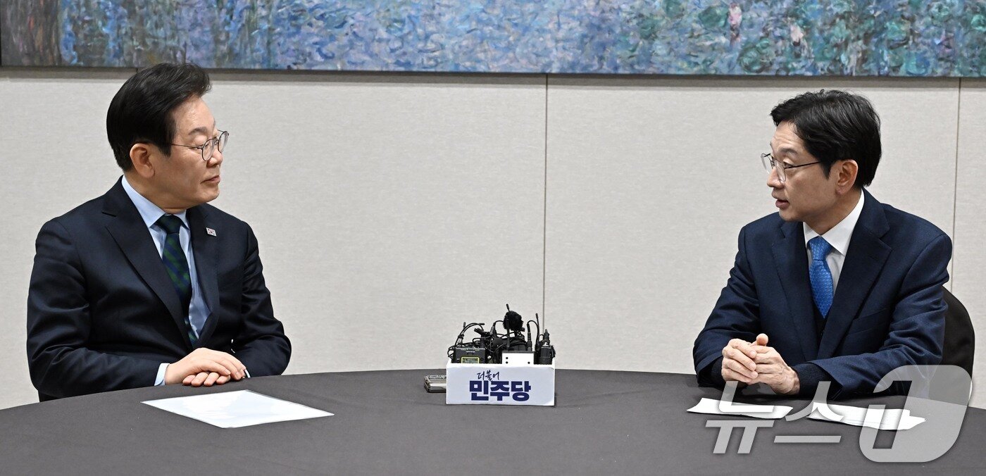 본문 이미지 - 이재명 더불어민주당 대표가 13일 서울 여의도 국회에서 김경수 전 경남도지사와 만나 회동을 하고 있다. &#40;공동취재&#41; 2025.2.13/뉴스1 ⓒ News1 이재명 기자