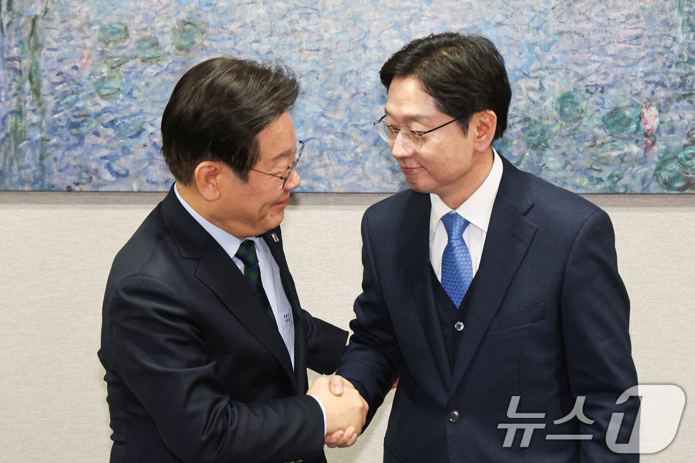 본문 이미지 - 이재명 더불어민주당 대표가 13일 서울 여의도 국회에서 김경수 전 경남도지사와 만나 회동하며 악수하고 있다. &#40;공동취재&#41; 2025.2.13/뉴스1 ⓒ News1 이재명 기자