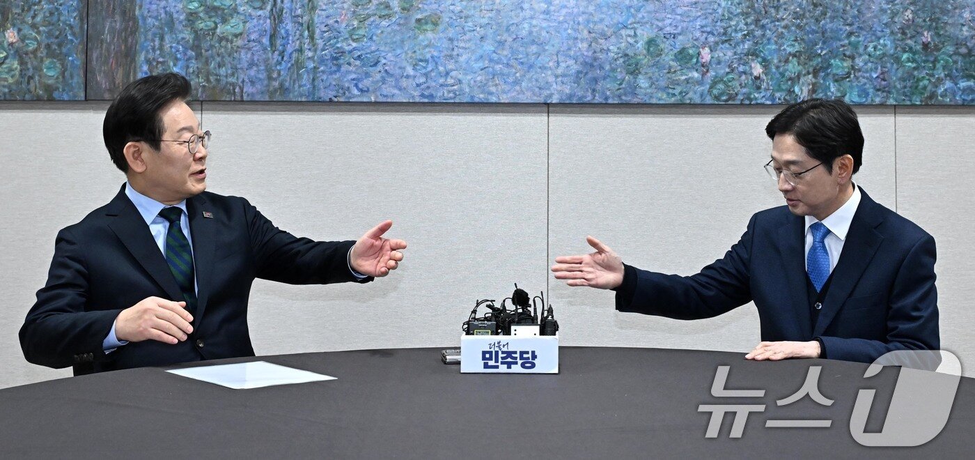 본문 이미지 - 이재명 더불어민주당 대표와 김경수 전 경남지사가 13일 서울 여의도 국회에서 회동에 앞서 모두발언을 먼저 하라고 손짓하고 있다. &#40;공동취재&#41; 2025.2.13/뉴스1 ⓒ News1 이재명 기자