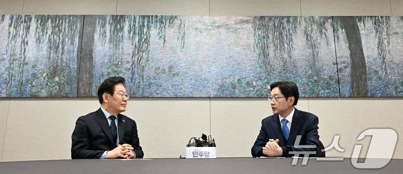 본문 이미지 - 이재명 더불어민주당 대표가 13일 서울 여의도 국회에서 김경수 전 경남도지사와 만나 회동을 하고 있다. &#40;공동취재&#41; 2025.2.13/뉴스1 ⓒ News1 이재명 기자