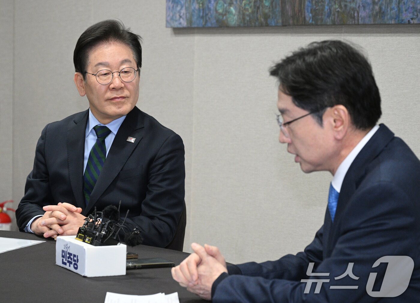 본문 이미지 - 이재명 더불어민주당 대표가 13일 오후 서울 여의도 국회에서 가진 김경수 전 경남도지사와의 회동에서 김 전 도지사의 발언을 듣고 있다.&#40;공동취재&#41;2025.2.13/뉴스1 ⓒ News1 이재명 기자