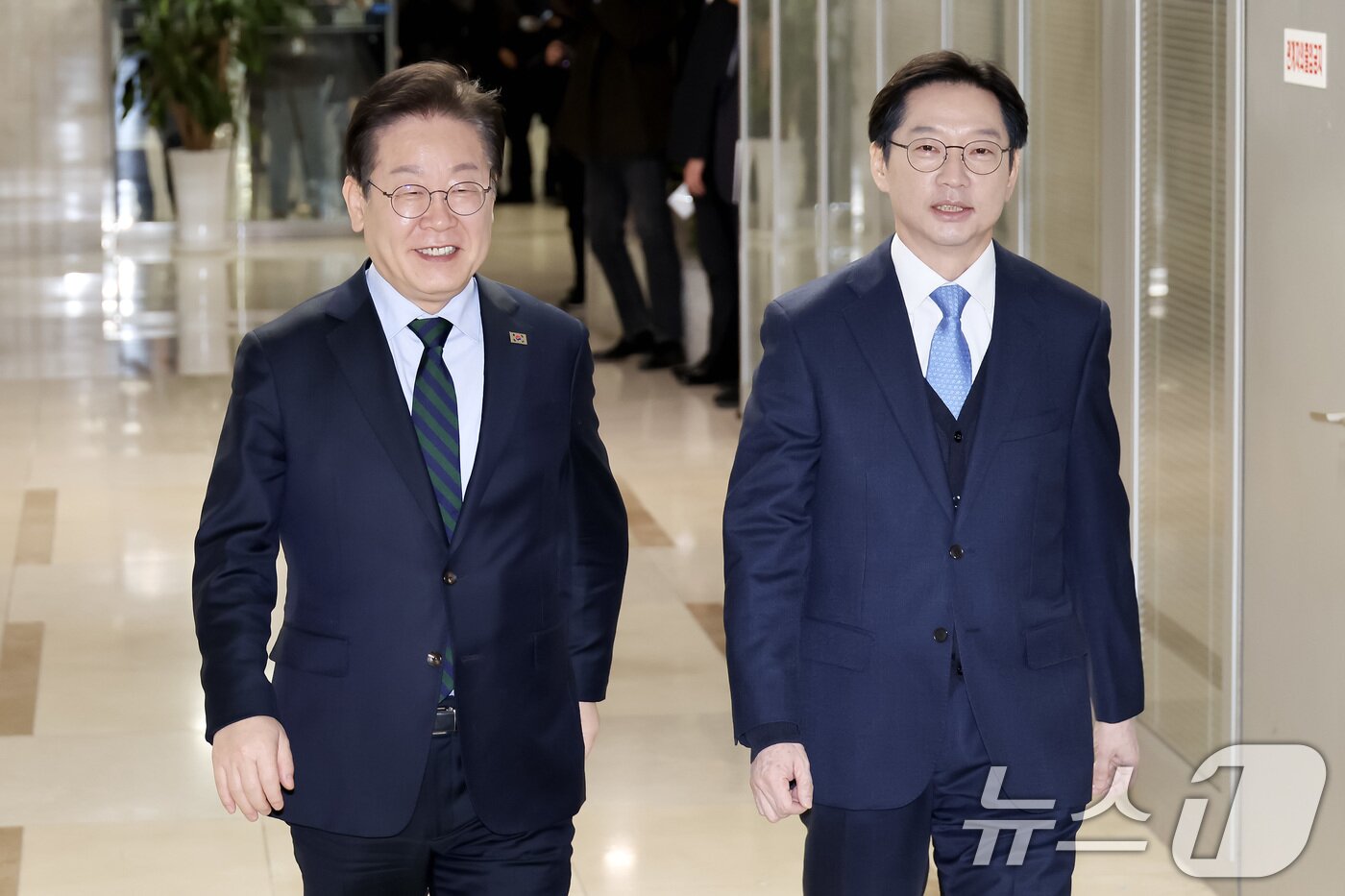 본문 이미지 - 이재명 더불어민주당 대표가 13일 오후 국회에서 김경수 전 경남도지사와의 회동을 위해 입장하고 있다. (공동취재) 2025.2.13/뉴스1 ⓒ News1 이재명 기자