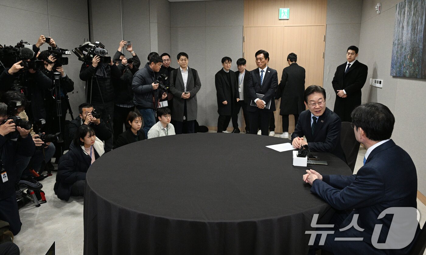 본문 이미지 - 이재명 더불어민주당 대표가 13일 오후 서울 여의도 국회에서 가진 김경수 전 경남도지사와의 회동에서 발언하고 있다.&#40;공동취재&#41;2025.2.13/뉴스1 ⓒ News1 이재명 기자