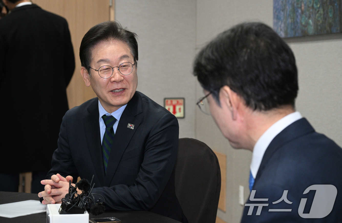 (서울=뉴스1) 이재명 기자 = 이재명 더불어민주당 대표가 13일 오후 서울 여의도 국회에서 가진 김경수 전 경남도지사와의 회동에서 발언하고 있다.(공동취재)2025.2.13/뉴스 …