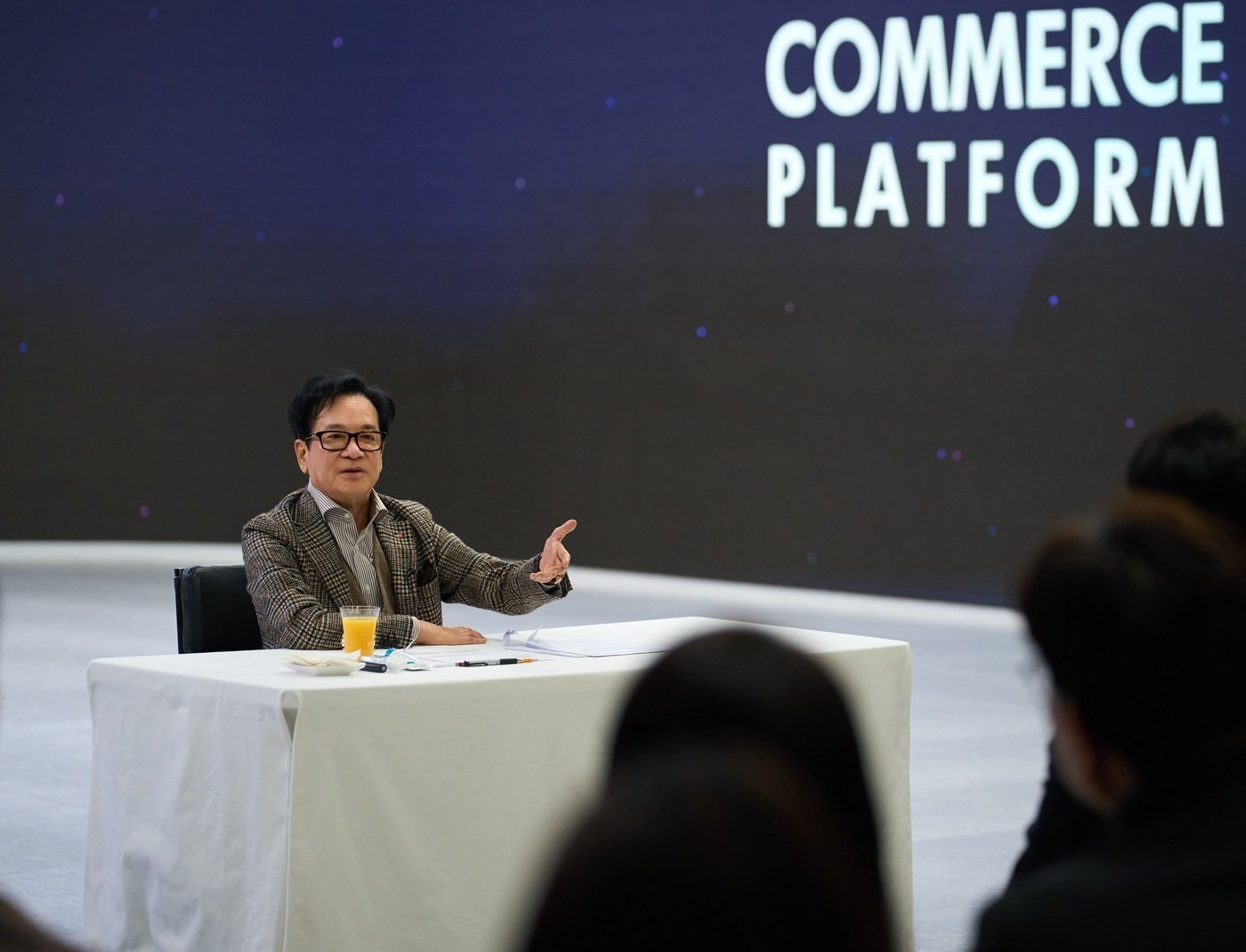 본문 이미지 - 이재현 CJ그룹 회장이 지난 7일 서울 서초구 CJ온스타일 본사에서 직원들을 만나 격려하고 있다. &#40;CJ그룹 제공&#41;