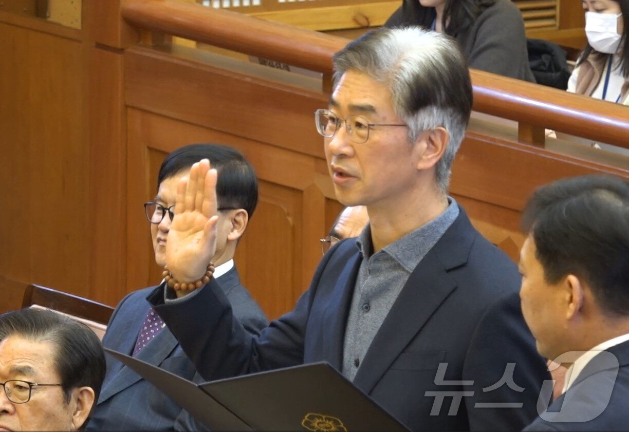 본문 이미지 - 김봉식 전 서울경찰청장이 13일 서울 종로구 헌법재판소에서 열린 윤석열 대통령 탄핵심판 8차 변론에서 증인선서를 하고 있다. &#40;헌법재판소 제공. 재판매 및 DB 금지&#41; 2025.2.13/뉴스1