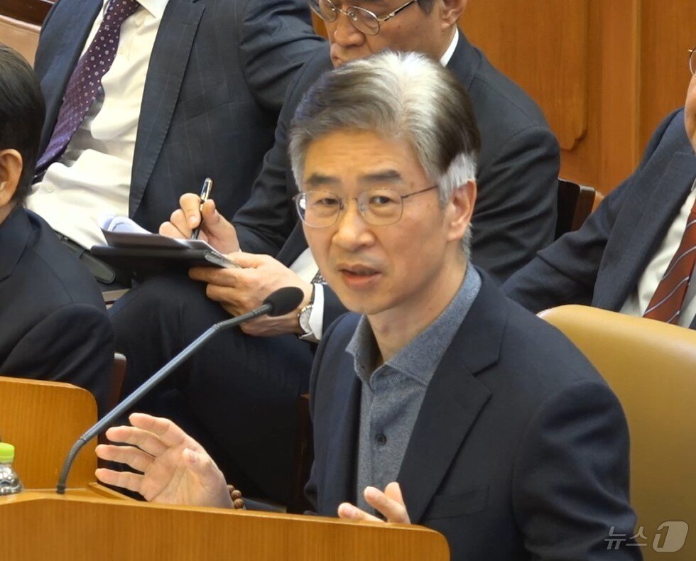 본문 이미지 - 김봉식 전 서울경찰청장이 13일 서울 종로구 헌법재판소에서 열린 윤석열 대통령 탄핵심판 8차 변론에서 발언을 하고 있다. (헌법재판소 제공. 재판매 및 DB 금지) 2025.2.13/뉴스1