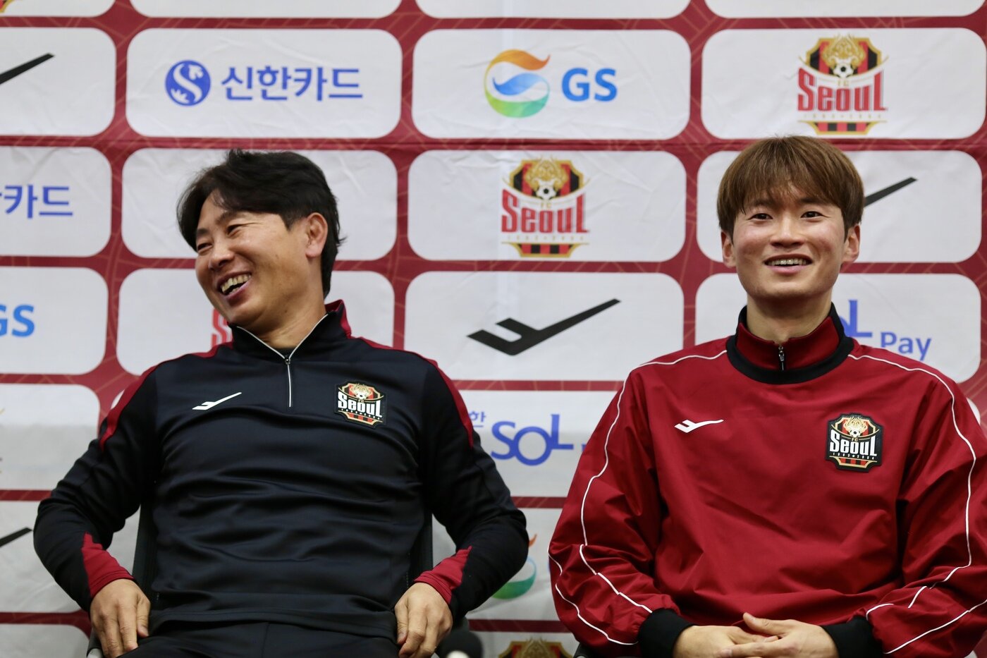 본문 이미지 - FC서울의 김기동 감독&#40;왼쪽&#41;과 김진수. &#40;FC서울 제공&#41;