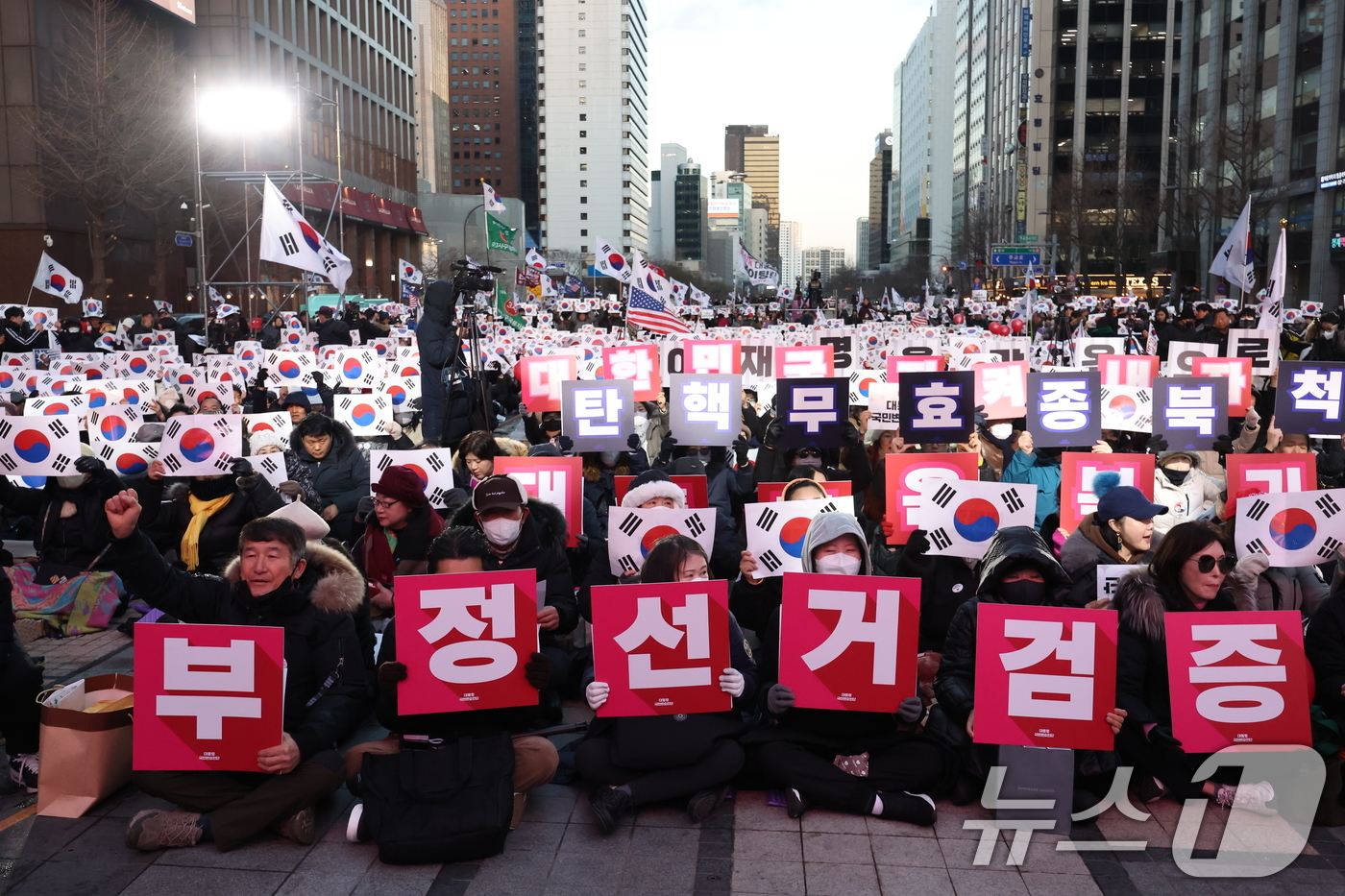 (서울=뉴스1) 민경석 기자 = 13일 오후 서울 청계광장에서 열린 '윤석열 대통령 국민변호인단 출범식'에서 참석자들이 구호를 외치고 있다. 2025.2.13/뉴스1