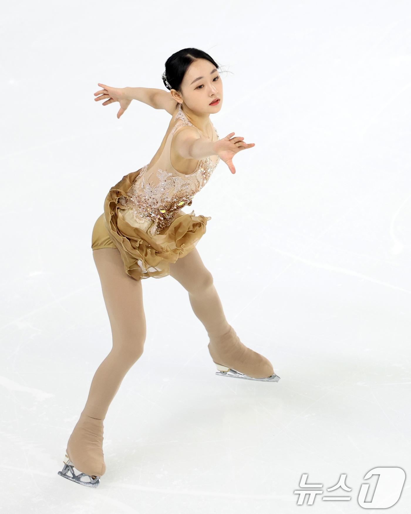 (하얼빈(중국)=뉴스1) 이승배 기자 = 피겨 김채연이 13일 중국 헤이룽장성 하얼빈 빙상훈련센터 다목적홀에서 열린 하얼빈 동계아시안게임 피겨 여자 싱글 프리스케이팅에서 연기를 펼 …