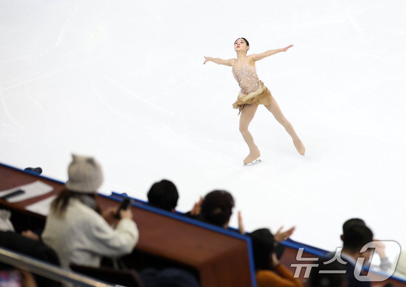 본문 이미지 - 피겨 김채연이 13일 중국 헤이룽장성 하얼빈 빙상훈련센터 다목적홀에서 열린 하얼빈 동계아시안게임 피겨 여자 싱글 프리스케이팅에서 연기를 펼치고 있다. 2025.2.13/뉴스1 ⓒ News1 이승배 기자