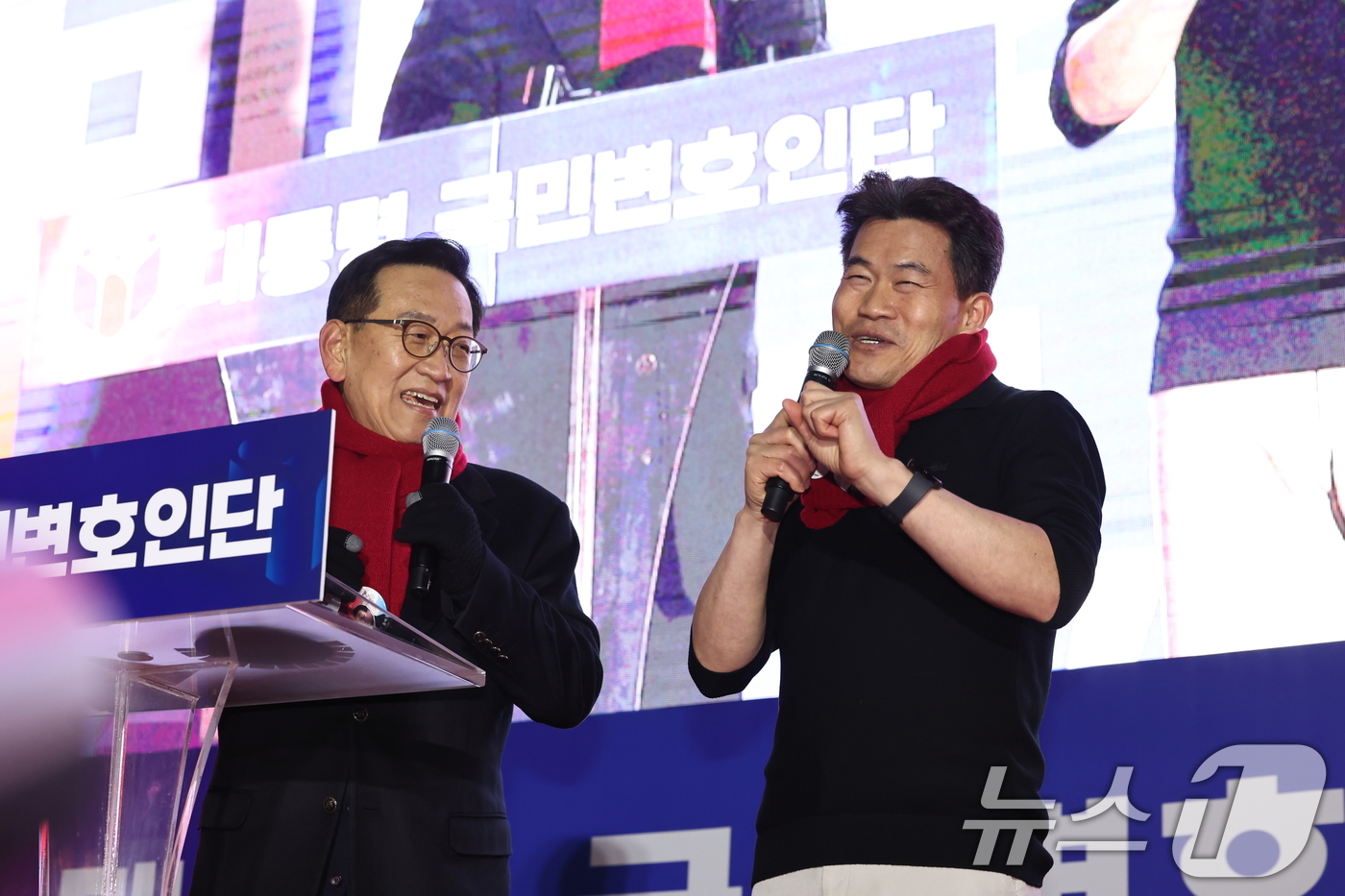 (서울=뉴스1) 민경석 기자 = 한국사 '일타강사' 전한길 씨가 13일 오후 서울 청계광장에서 열린 '윤석열 대통령 국민변호인단 출범식'에서 참가자들을 상대로 연설하고 있다. 20 …