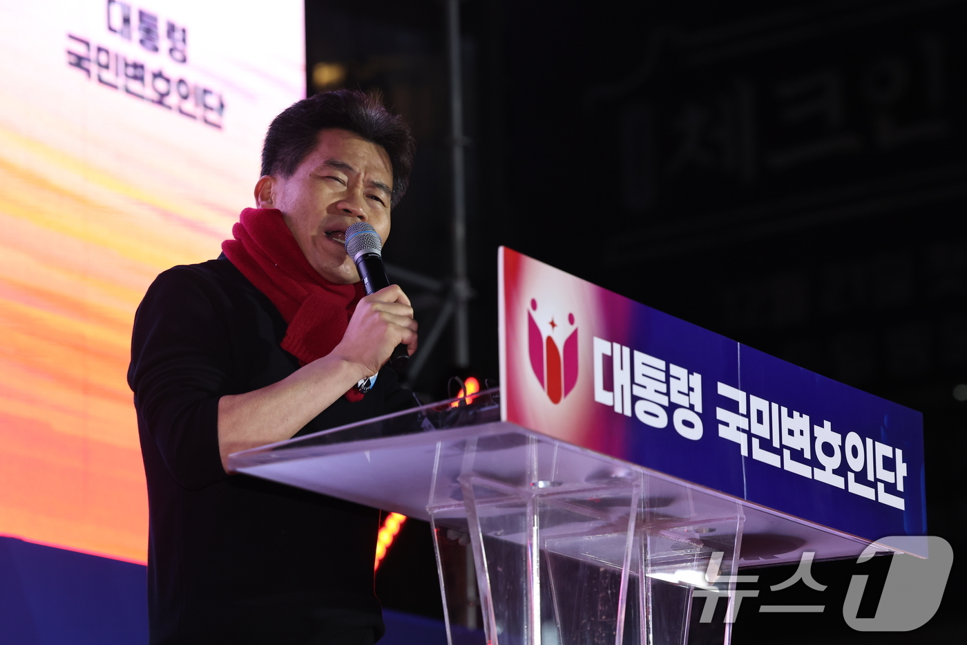 (서울=뉴스1) 민경석 기자 = 한국사 '일타강사' 전한길 씨가 13일 오후 서울 청계광장에서 열린 '윤석열 대통령 국민변호인단 출범식'에서 참가자들을 상대로 연설하고 있다. 20 …