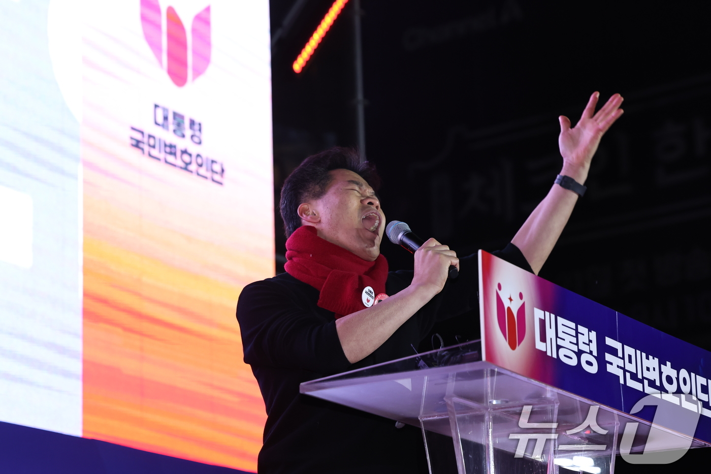 (서울=뉴스1) 민경석 기자 = 한국사 '일타강사' 전한길 씨가 13일 오후 서울 청계광장에서 열린 '윤석열 대통령 국민변호인단 출범식'에서 참가자들을 상대로 연설하고 있다. 20 …