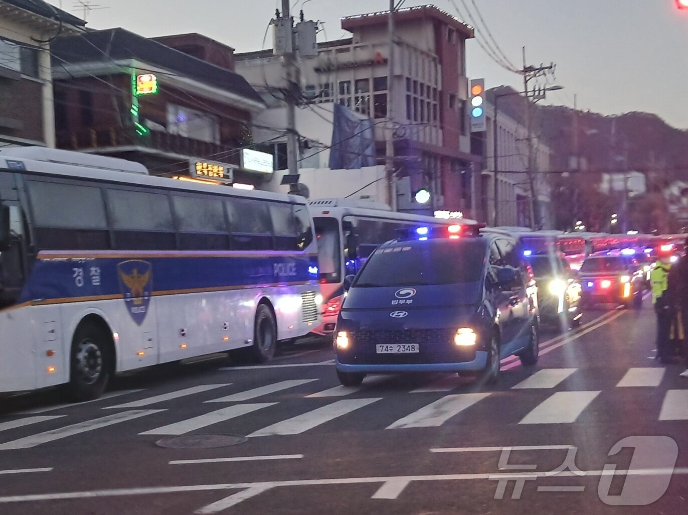 본문 이미지 - 윤석열 대통령이 13일 서울 종로구 헌법재판소에서 열린 탄핵 심판 8차 변론을 마치고 호송차량에 탑승해 서울구치소로 이동하고 있다. 2025.2.13/뉴스1 ⓒ News1 이강 기자