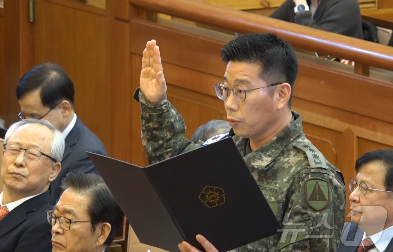 (서울=뉴스1) = 조성현 수도방위사령부 제1경비단장(대령)이 13일 서울 종로구 헌법재판소에서 열린 윤석열 대통령 탄핵심판 8차 변론에서 선서를 하고 있다. (헌법재판소 제공. …