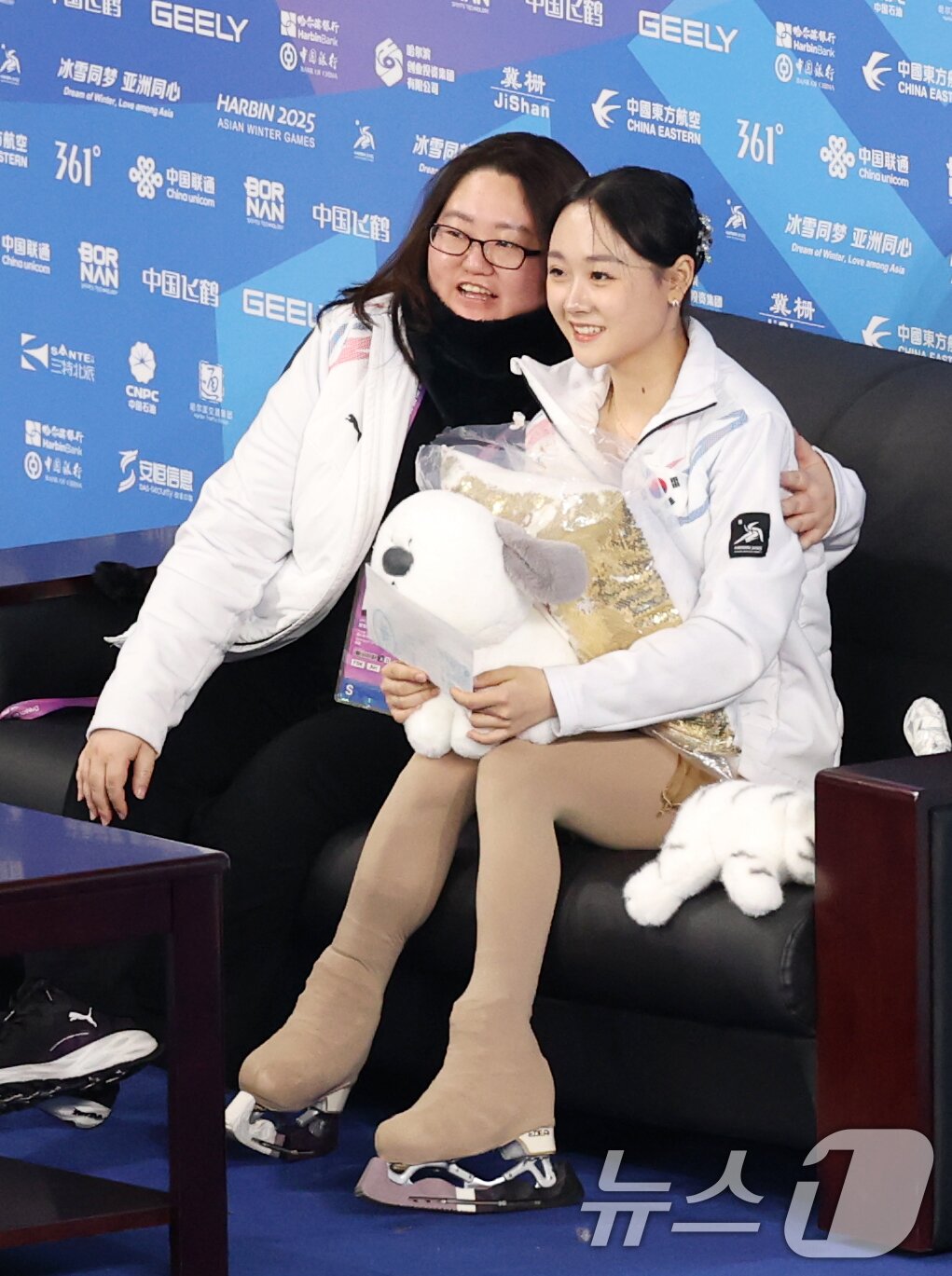 본문 이미지 - 피겨 김채연이 13일 중국 헤이룽장성 하얼빈 빙상훈련센터 다목적홀에서 열린 하얼빈 동계아시안게임 피겨 여자 싱글 프리스케이팅에서 연기를 마치고 점수를 확인하며 기뻐하고 있다. 2025.2.13/뉴스1 ⓒ News1 이승배 기자