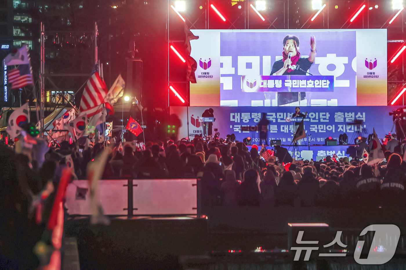 (서울=뉴스1) 민경석 기자 = 한국사 '일타강사' 전한길 씨가 13일 오후 서울  청계광장에서 열린 '윤석열 대통령 국민변호인단 출범식'에서 尹 대통령 지지자들을 상대로 연설하고 …