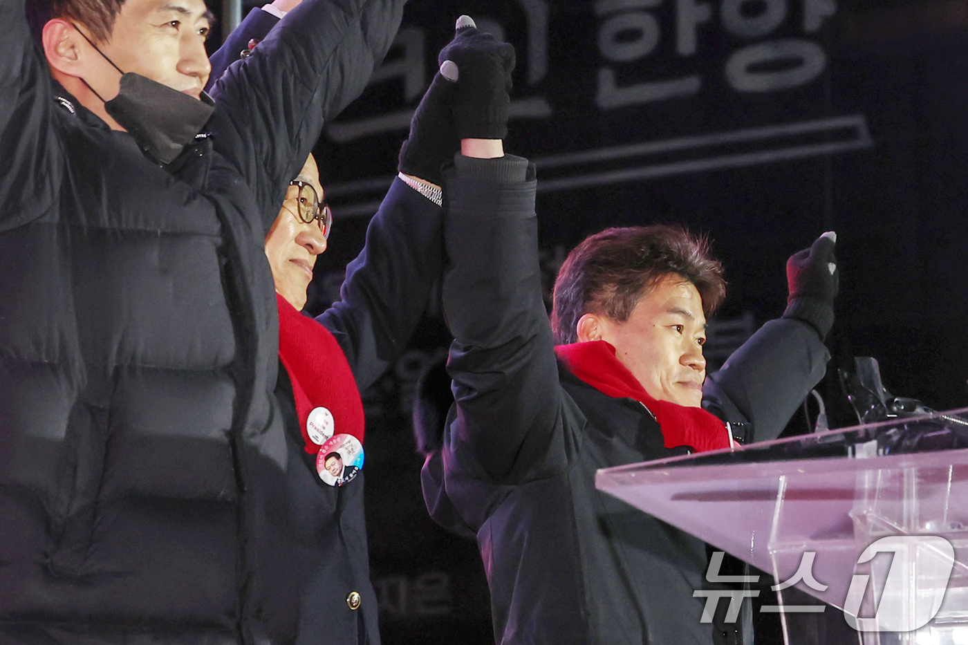(서울=뉴스1) 민경석 기자 = 한국사 '일타강사' 전한길(오른쪽 첫 번째)씨가 13일 오후 서울 중구 청계광장에서 열린 '윤석열 대통령 국민변호인단 출범식'에서 석동현 변호사 등 …
