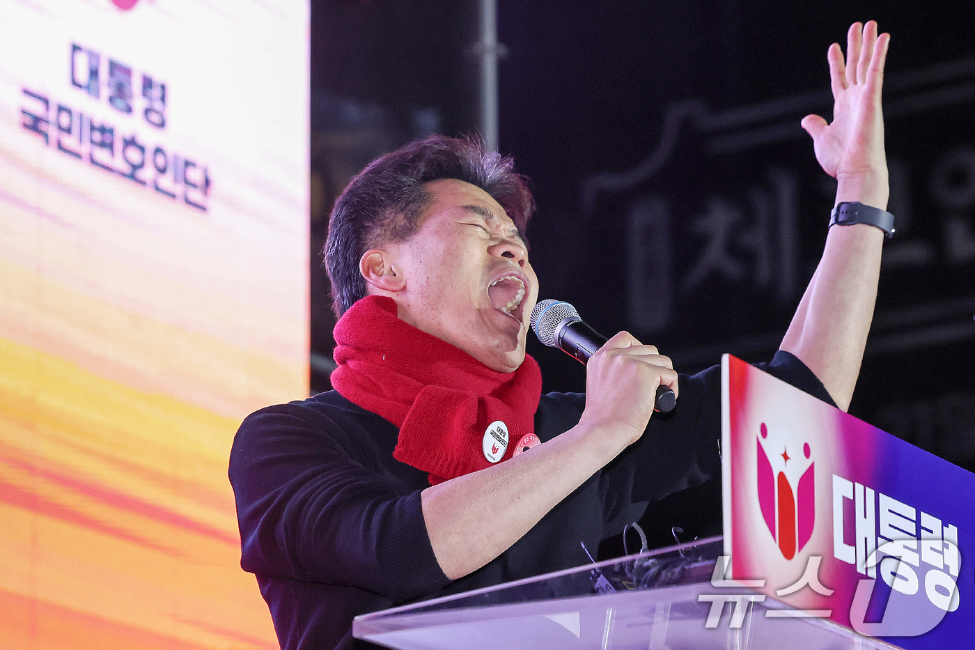 (서울=뉴스1) 민경석 기자 = 한국사 '일타강사' 전한길 씨가 13일 오후 서울 중구 청계광장에서 열린 '윤석열 대통령 국민변호인단 출범식'에서 尹 대통령 지지자들을 상대로 연설 …