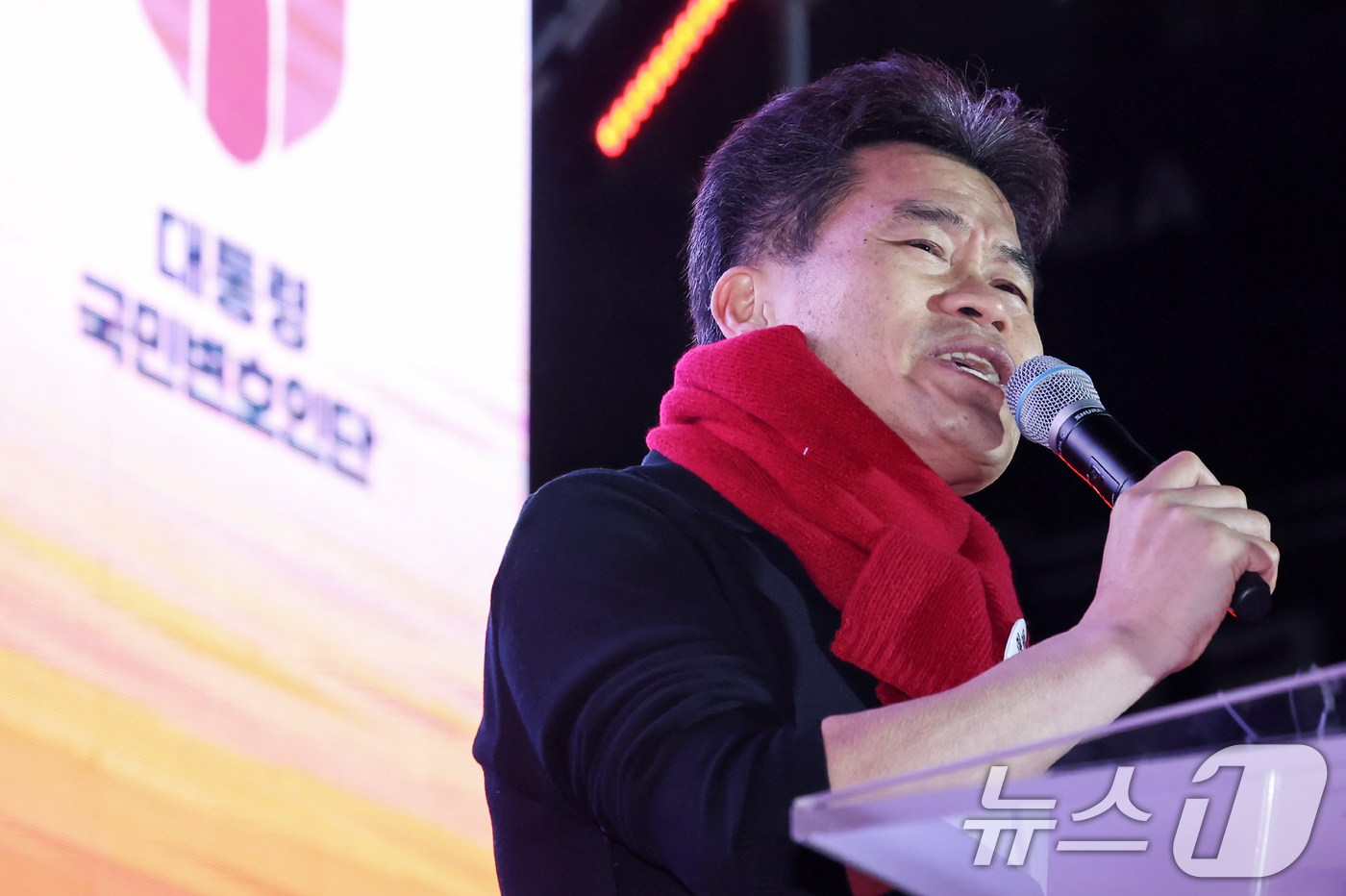 (서울=뉴스1) 민경석 기자 = 한국사 '일타강사' 전한길 씨가 13일 오후 서울 청계광장에서 열린 '윤석열 대통령 국민변호인단 출범식'에서 尹 대통령 지지자들을 상대로 연설하고 …