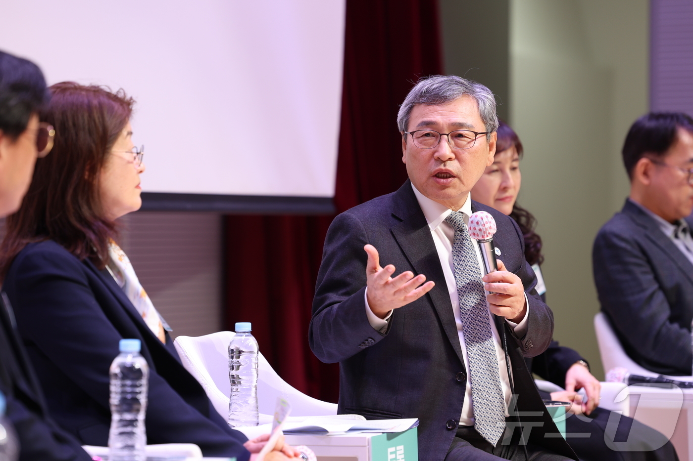 (서울=뉴스1) = 정근식 서울시교육감이 13일 오후 서울 관악구 서울시교육청융합과학교육원에서 열린'제1차 수학‧과학‧융합교육(K-STEM) 정책포럼'에 참석해 인사말하고 있다. …