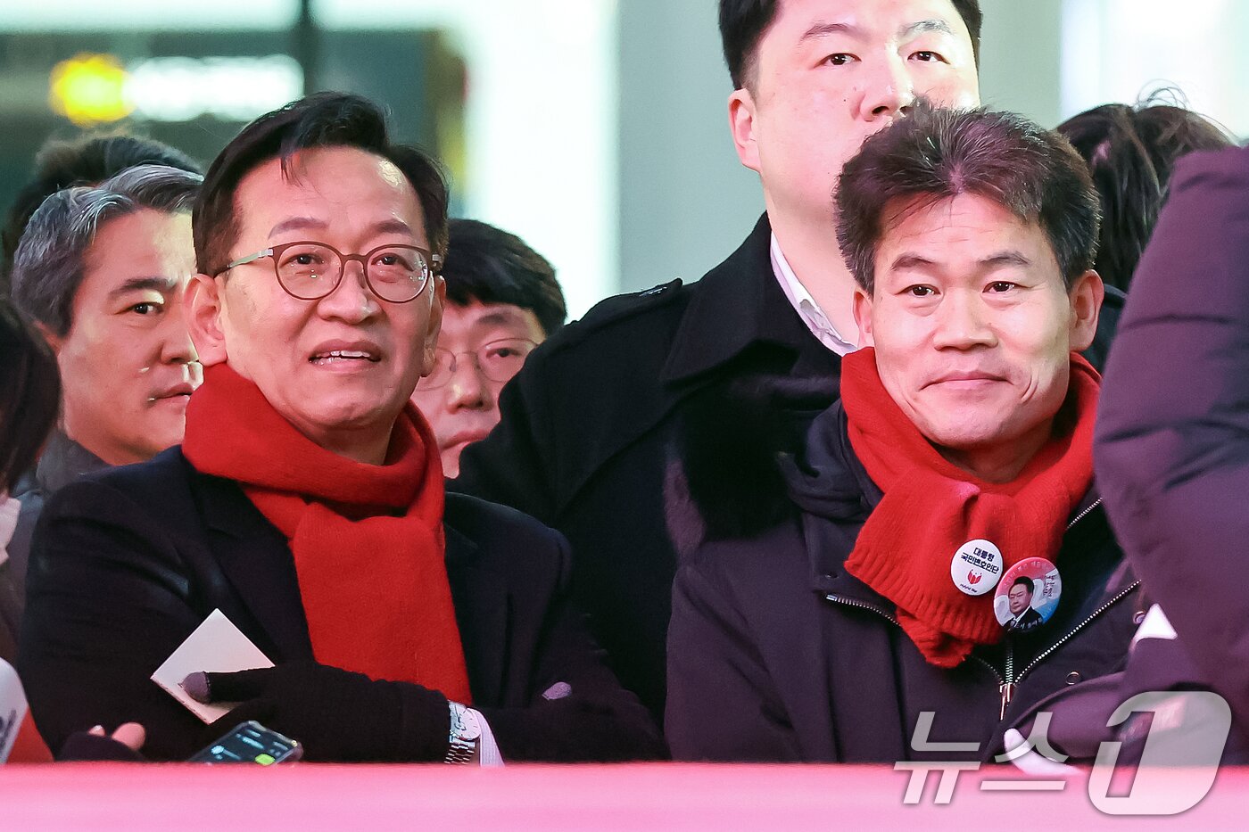 본문 이미지 - 공무원 시험 강사 전한길&#40;오른쪽&#41;씨와 &#39;윤석열 대통령 국민변호인단&#39; 단장 석동현 변호사. 2025.2.13/뉴스1 ⓒ News1 민경석 기자