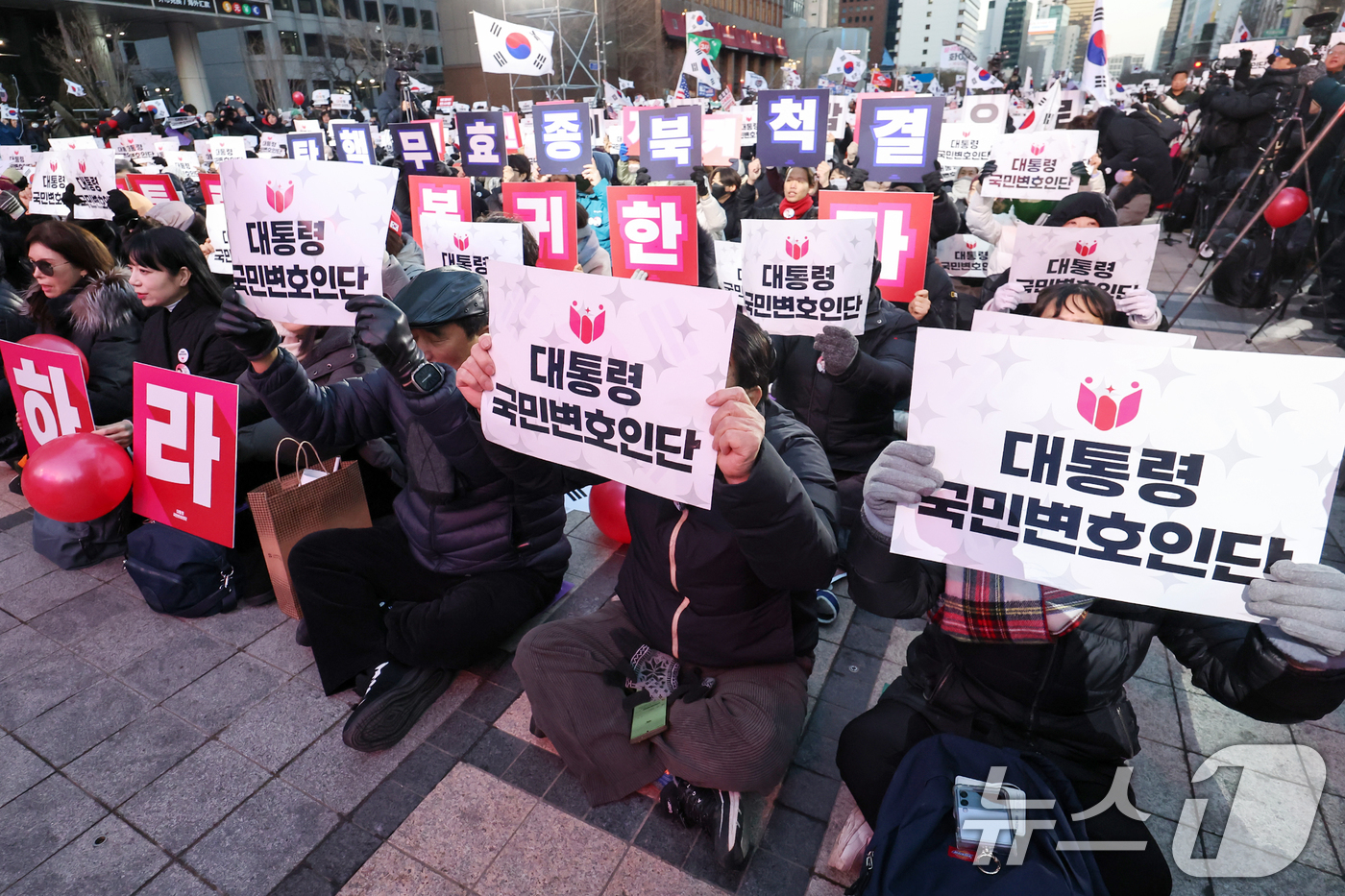 (서울=뉴스1) 민경석 기자 = 13일 오후 서울 청계광장에서 열린 '윤석열 대통령 국민변호인단 출범식'에서 참가자들이 구호를 외치고 있다. 2025.2.13/뉴스1
