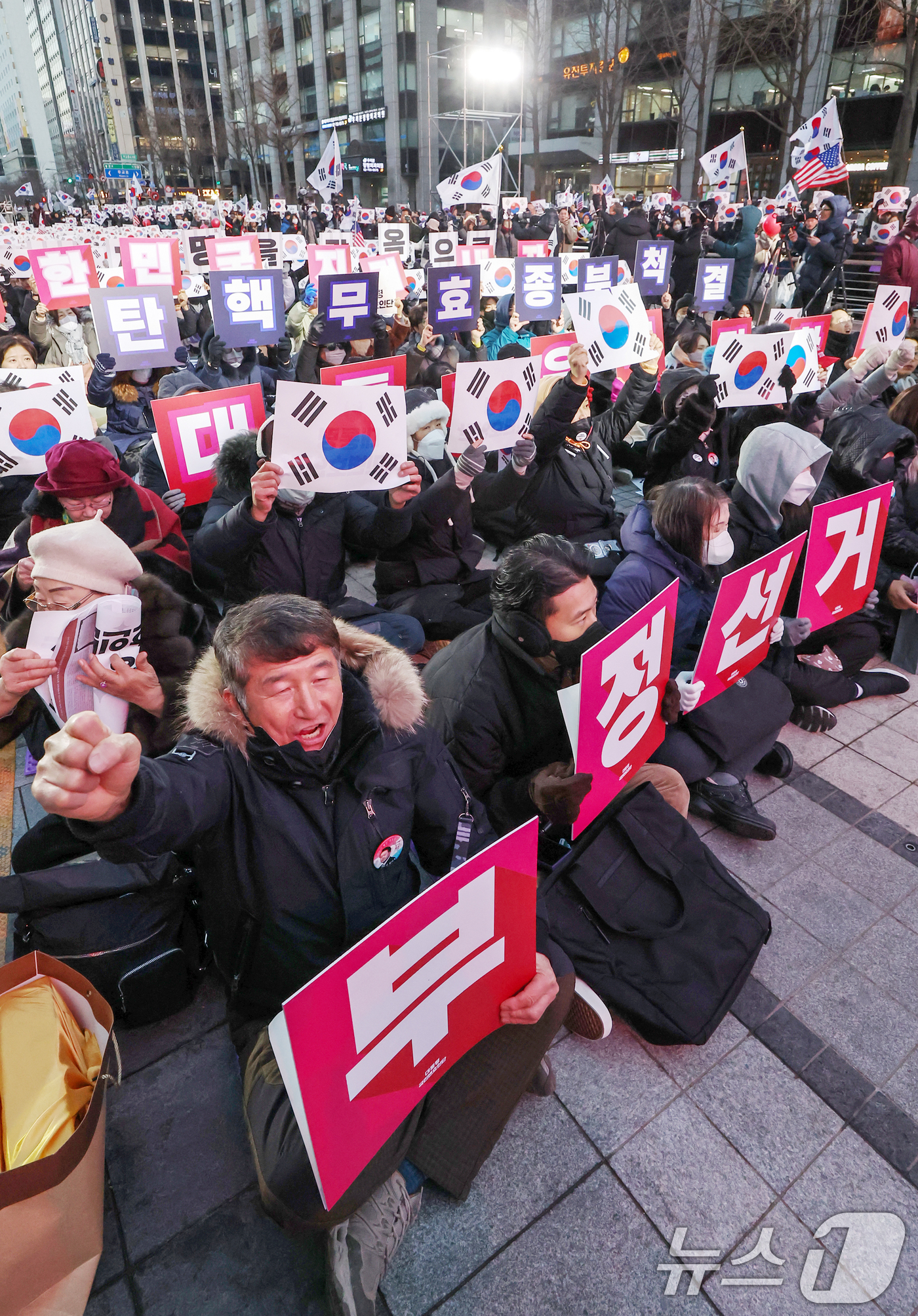 (서울=뉴스1) 민경석 기자 = 13일 오후 서울 청계광장에서 열린 '윤석열 대통령 국민변호인단 출범식'에서 참가자들이 구호를 외치고 있다. 2025.2.13/뉴스1