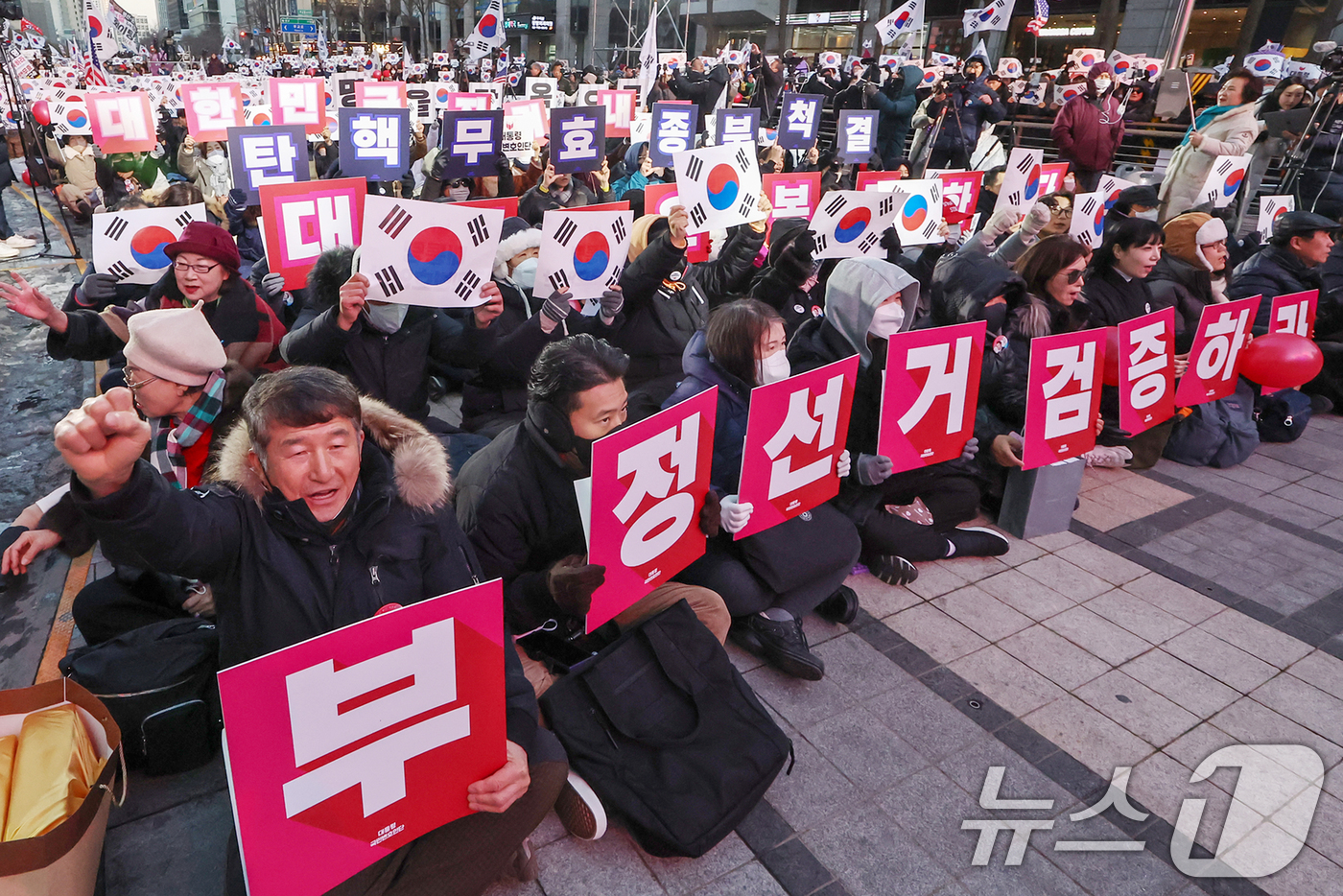 (서울=뉴스1) 민경석 기자 = 13일 오후 서울 청계광장에서 열린 '윤석열 대통령 국민변호인단 출범식'에서 참가자들이 구호를 외치고 있다. 2025.2.13/뉴스1