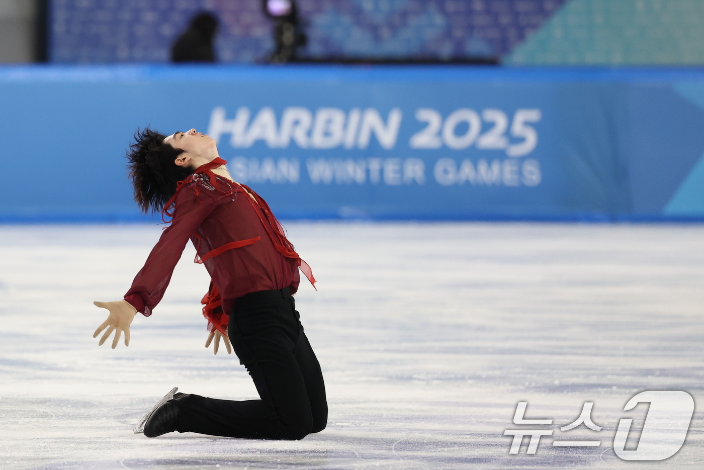 (하얼빈(중국)=뉴스1) 이승배 기자 = 피겨 차준환이 13일 중국 헤이룽장성 하얼빈 빙상훈련센터 다목적홀에서 열린 하얼빈 동계아시안게임 피겨 남자 싱글 프리스케이팅에서 연기를 펼 …