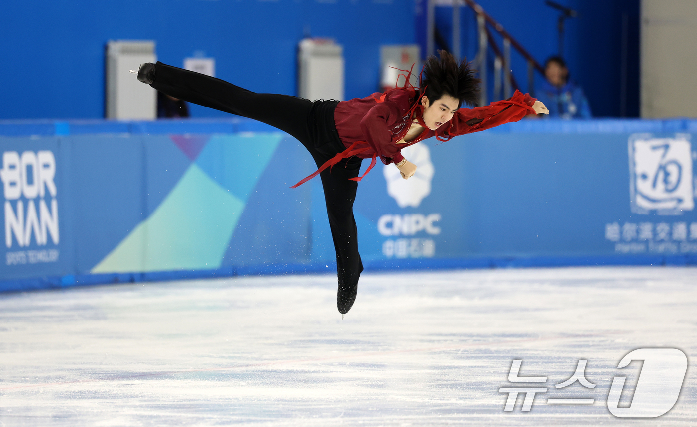 (하얼빈(중국)=뉴스1) 이승배 기자 = 피겨 차준환이 13일 중국 헤이룽장성 하얼빈 빙상훈련센터 다목적홀에서 열린 하얼빈 동계아시안게임 피겨 남자 싱글 프리스케이팅에서 연기를 펼 …