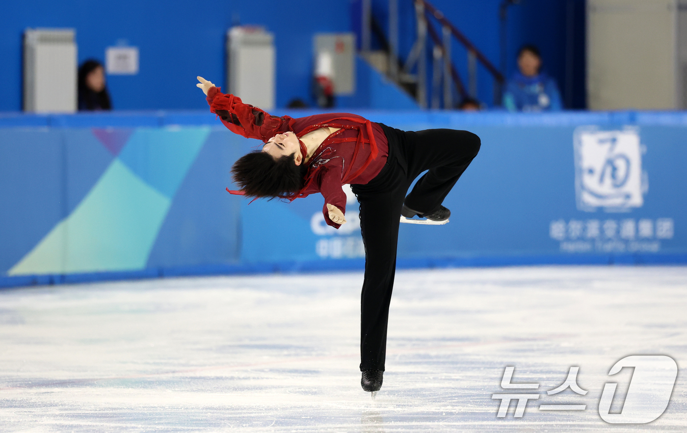 (하얼빈(중국)=뉴스1) 이승배 기자 = 피겨 차준환이 13일 중국 헤이룽장성 하얼빈 빙상훈련센터 다목적홀에서 열린 하얼빈 동계아시안게임 피겨 남자 싱글 프리스케이팅에서 연기를 펼 …