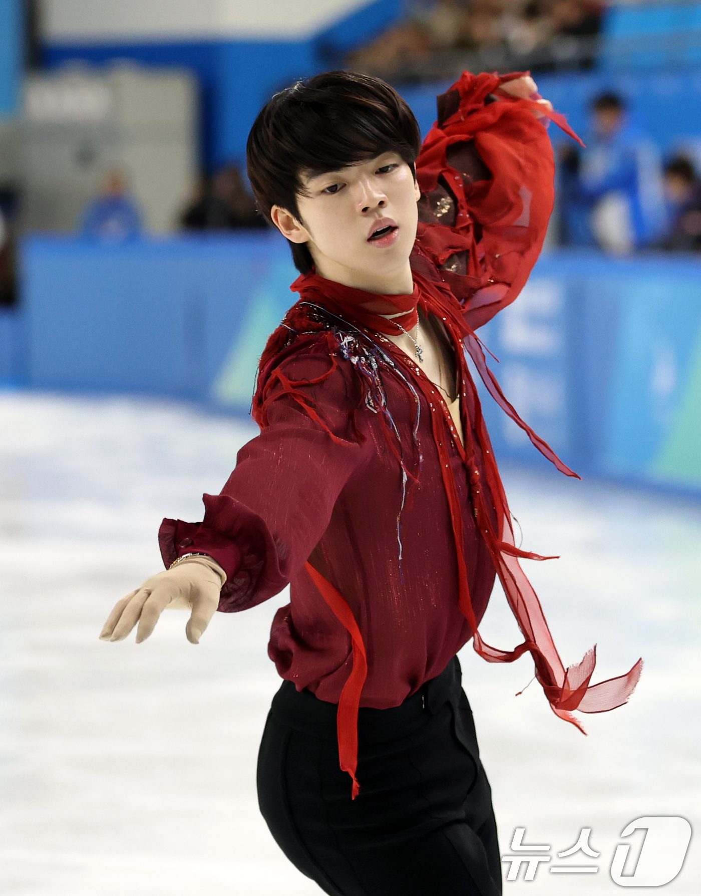 (하얼빈(중국)=뉴스1) 이승배 기자 = 피겨 차준환이 13일 중국 헤이룽장성 하얼빈 빙상훈련센터 다목적홀에서 열린 하얼빈 동계아시안게임 피겨 남자 싱글 프리스케이팅에서 연기를 펼 …