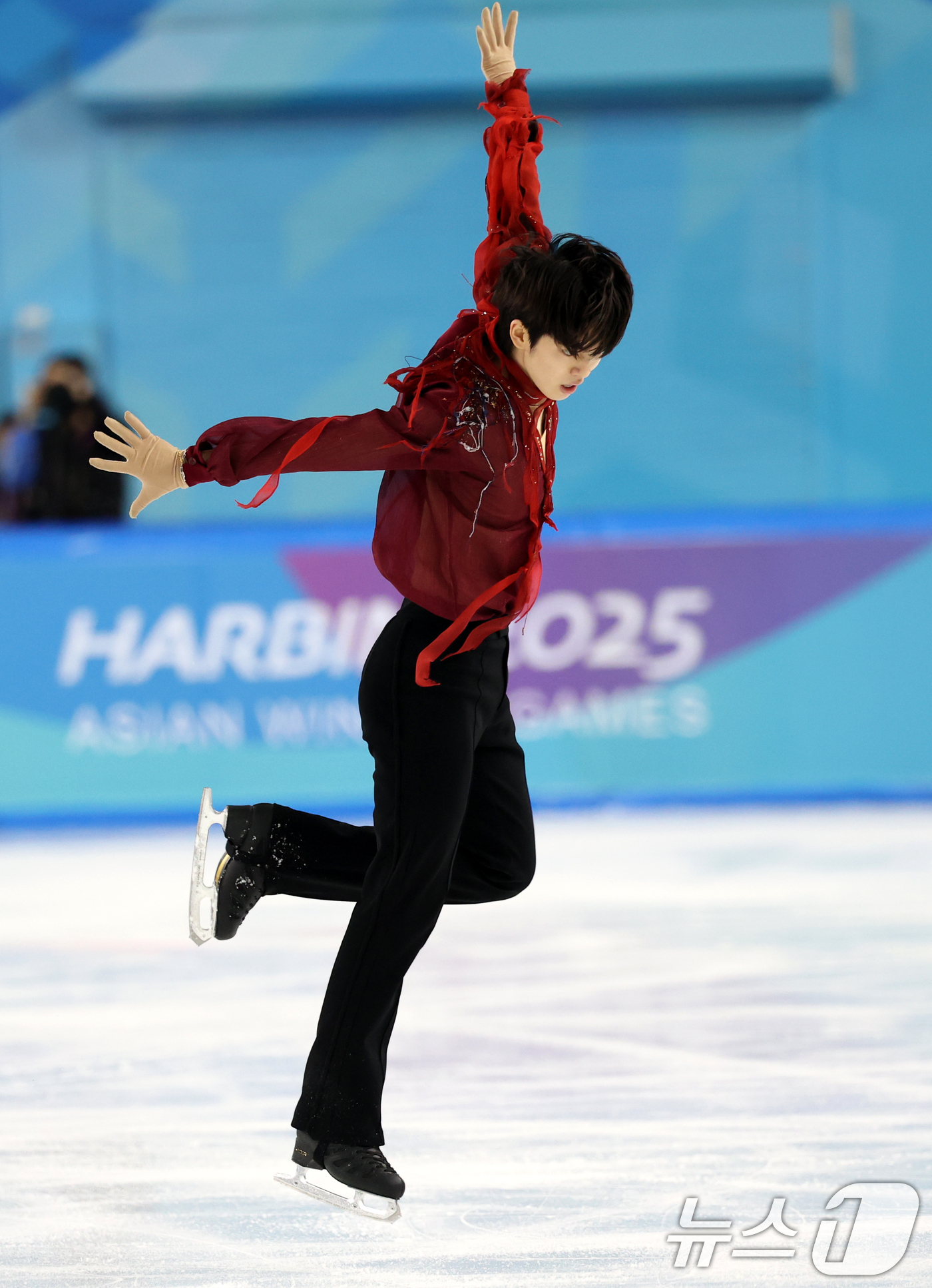 (하얼빈(중국)=뉴스1) 이승배 기자 = 피겨 차준환이 13일 중국 헤이룽장성 하얼빈 빙상훈련센터 다목적홀에서 열린 하얼빈 동계아시안게임 피겨 남자 싱글 프리스케이팅에서 연기를 펼 …