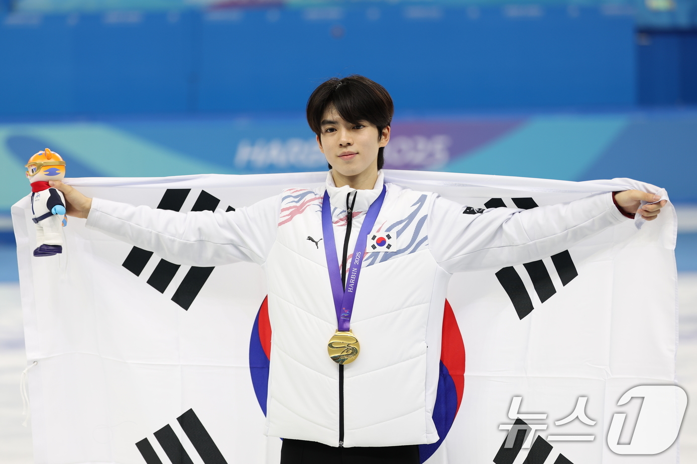 (하얼빈(중국)=뉴스1) 이승배 기자 = 피겨 차준환이 13일 중국 헤이룽장성 하얼빈 빙상훈련센터 다목적홀에서 열린 하얼빈 동계아시안게임 피겨 남자 싱글 프리스케이팅에서 금메달을 …