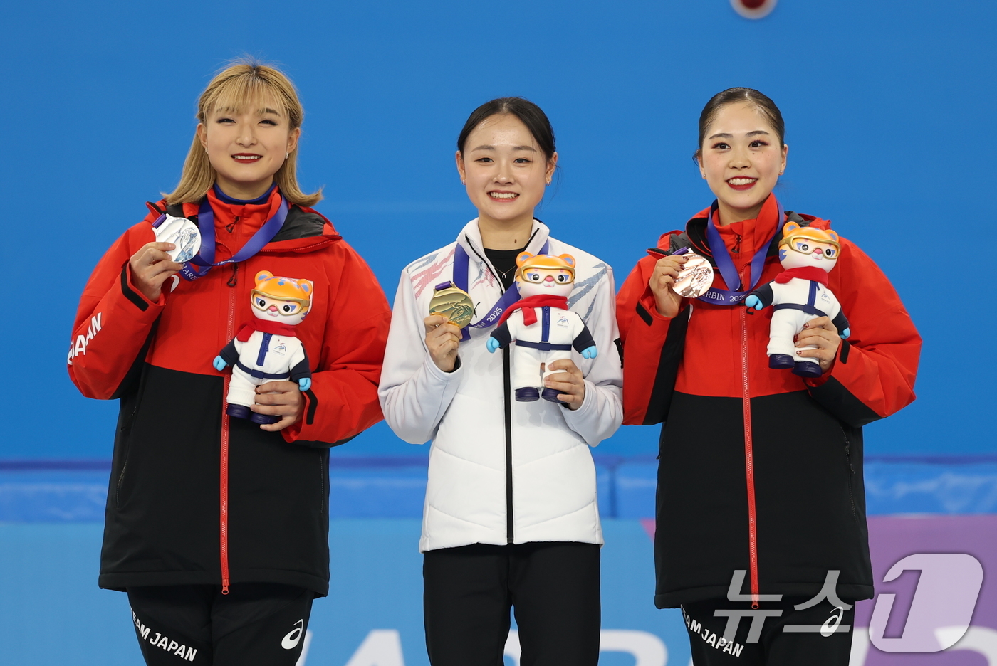 (하얼빈(중국)=뉴스1) 이승배 기자 = 하얼빈 동계아시안게임 피겨 여자 싱글 프리스케이팅에서 금메달을 차지한 김채연이 13일 중국 헤이룽장성 하얼빈 빙상훈련센터 다목적홀에서 열린 …