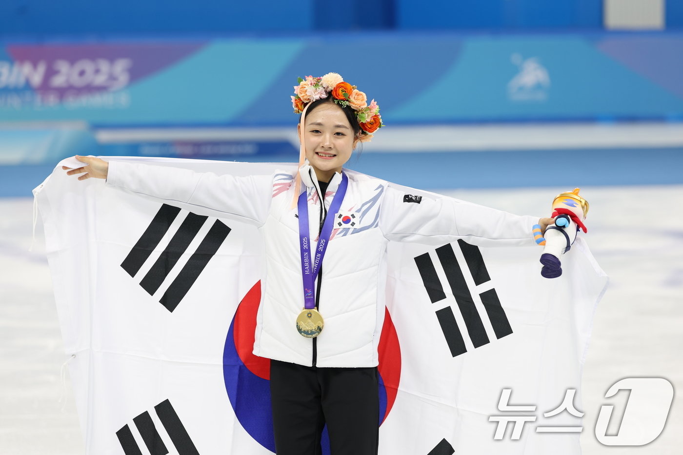 (하얼빈(중국)=뉴스1) 이승배 기자 = 하얼빈 동계아시안게임 피겨 여자 싱글 프리스케이팅에서 금메달을 차지한 김채연이 13일 중국 헤이룽장성 하얼빈 빙상훈련센터 다목적홀에서 열린 …