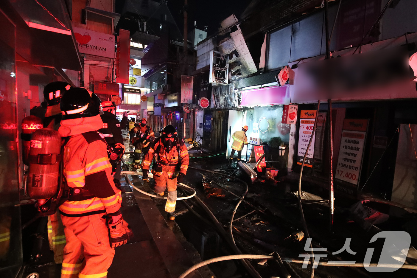 (대구=뉴스1) 공정식 기자 = 13일 오후 8시3분쯤 대구 중구 삼덕동 상가 건물에서 불이 나 소방 당국이 건물 주변을 수색하고 있다.불은 약 1시간 30분 만인 오후 9시30분 …