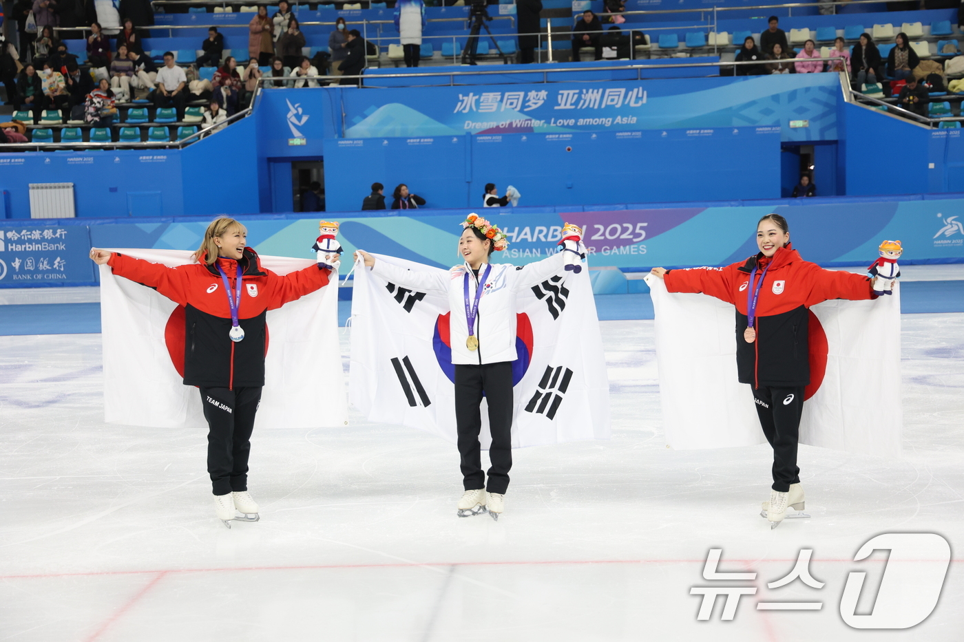 (하얼빈(중국)=뉴스1) 이승배 기자 = 하얼빈 동계아시안게임 피겨 여자 싱글 프리스케이팅에서 금메달을 차지한 김채연이 13일 중국 헤이룽장성 하얼빈 빙상훈련센터 다목적홀에서 열린 …